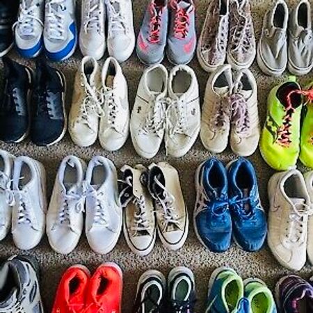Lot de 50 paires de baskets de marque