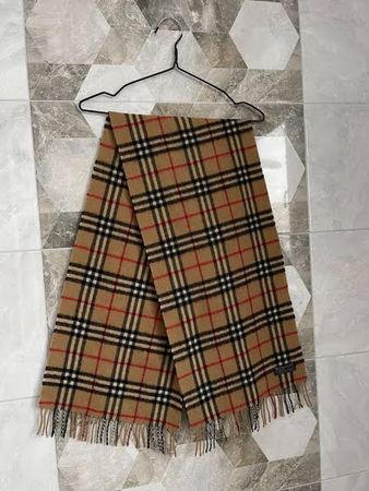 Écharpes Burberry 100 pièces
