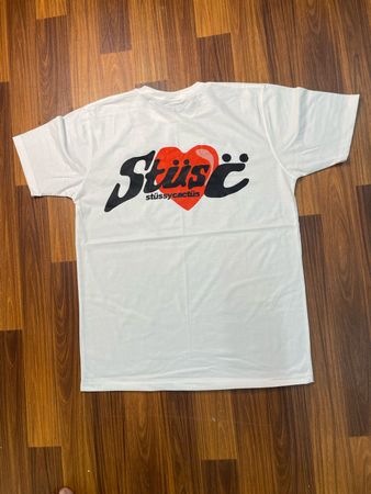T-shirts blancs Stussy avec un style retravaillé cœur rouge Stussy