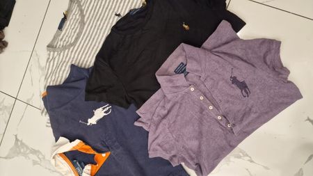 Ralph Lauren Polo und T-Shirts.