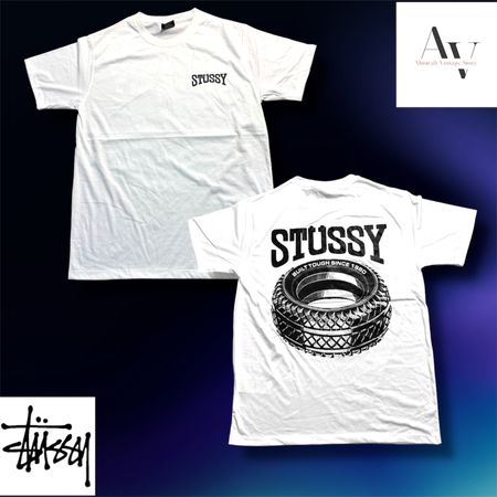 T-shirts blancs en tissu Stussy relookés.