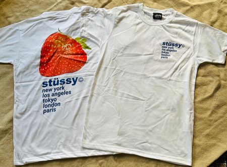 T-shirts en style retravaillé de la tournée urbaine Stussy fraise