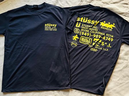 T-shirts en tissu teinté pigmentaire Stussy DNA relookés.