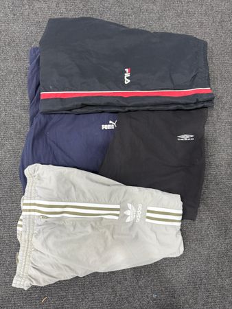 ブランドのトラックパンツ