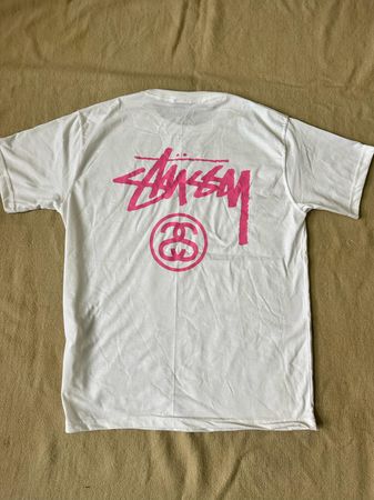 Stussy revisite le style design ss t-shirts blancs.