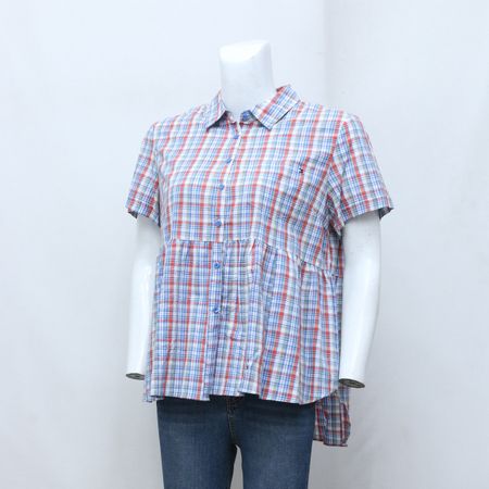 Chemise pour femme CR-93 en jean upcyclé avec boutons et bas fluide.