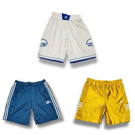アディダスのスポーツショーツ