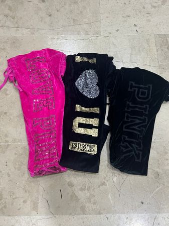 ピンクのトラックパンツ