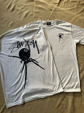 T-shirts blancs style retravaillé Stussy araignée