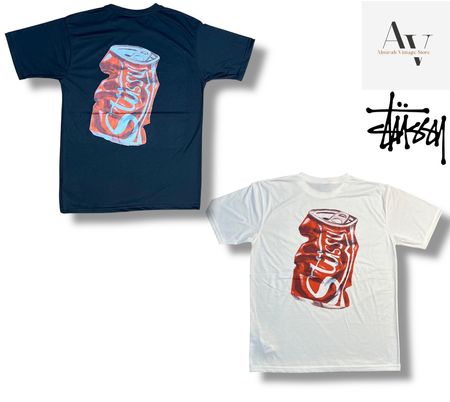 T-shirt blanc et noir avec le style soda can retravaillé de Stussy