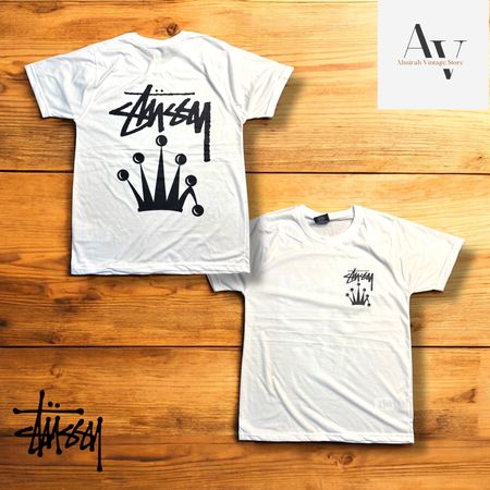 T-shirt blanc avec le logo Stussy Crown retravaillé dans le style Stussy.