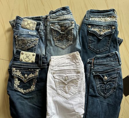 Premium Denim mit Marken – Miss Me, Rock Revival, True Religion