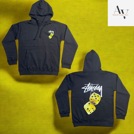 Stussy retravaille le style des dés en fausse fourrure jaunes hopdie.