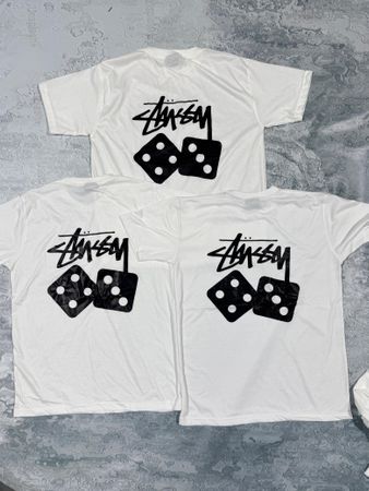 T-shirt blanc au style retravaillé Stussy
