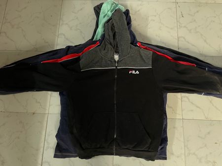 フィラのスウェットシャツとフーディ