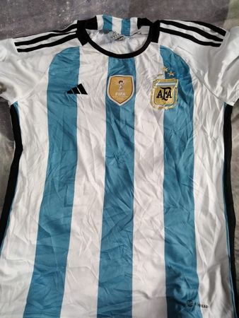 Adidas  t-shirt