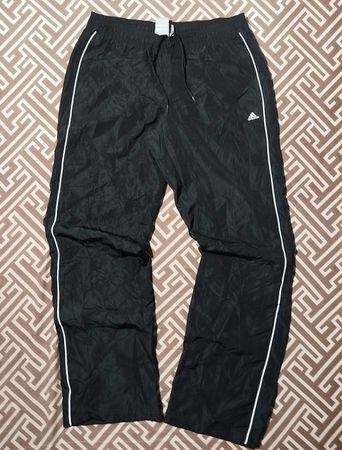 ナイキとアディダスのトラックパンツ