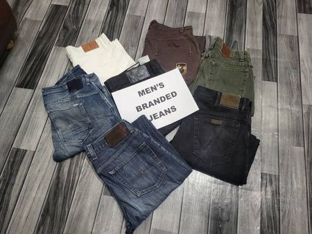 Männer mischen markenjeans