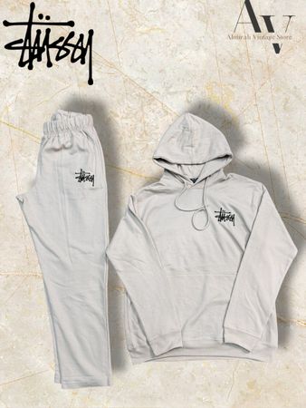 Stussy retravaille le style des survêtements stussy en couleur crème