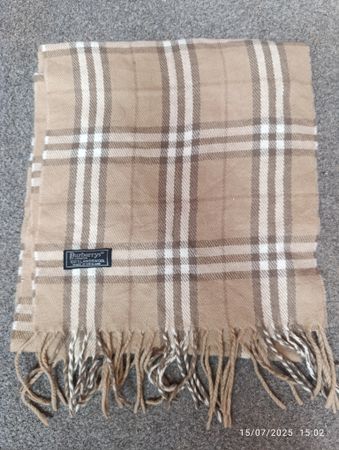 belos cachecóis burberry de cor bege premium