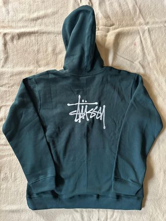 Pulls à capuche révisés par Stussy