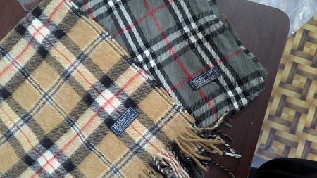 Lenços inspirados na Burberry escolhidos à mão, com cores e padrões misturados.