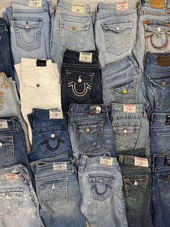 「Miss Me、True Religion、Rock Revivalのジーンズ」