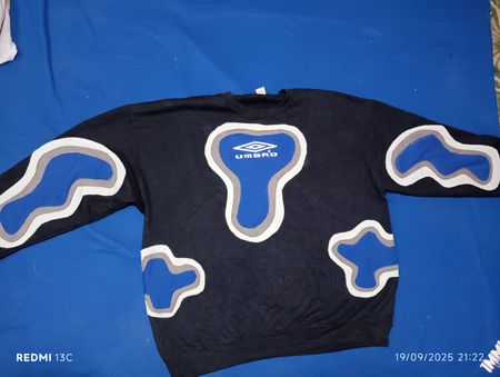 アップサイクルされたミックスブランドのスウェットシャツ 25枚