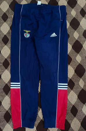 Pantalons de survêtement de football avec les collaborations Nike et adidas