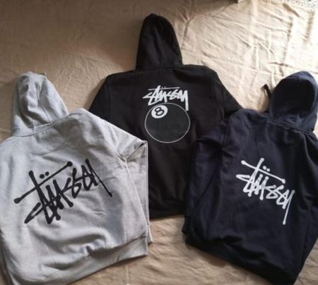 Pull à capuche retravaillé style Stussy