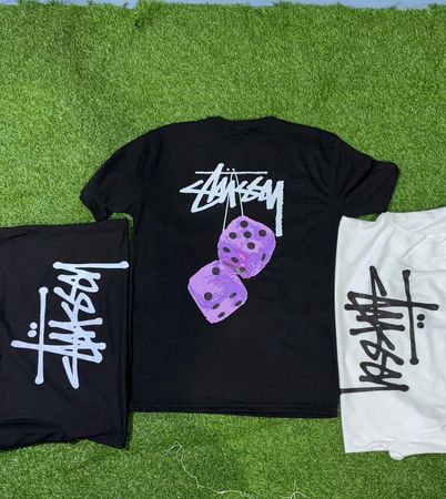 Maßgeschneiderte handverlesene T-Shirts, inspiriert von Stussy, 5 schwarz, 5 weiß. Standardgrößen, klein, medium, groß und XL.