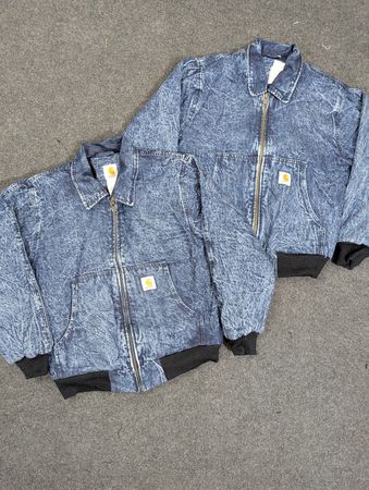 Veste en denim bleu acid wash relookée Carhartt vintage
