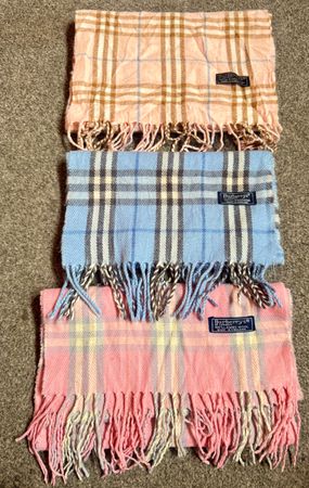 Écharpes Burberry rose clair et bleu clair