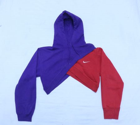 CR924 “スプリットスウッシュ” アップサイクルド クロップド フーディ