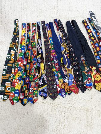 Cravates vintage en cartoon et fantaisie – Lot mixte (Looney Tunes, M&M’s, Disney, Sports)