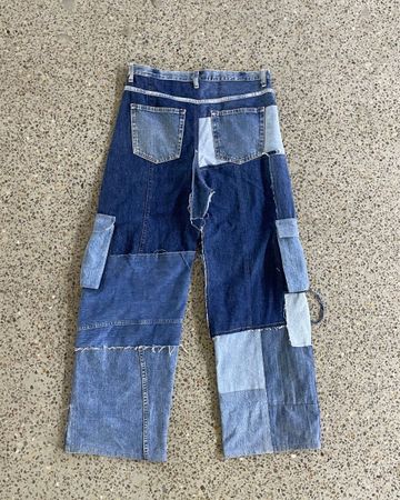 Pantaloni cargo patchwork in denim riciclato