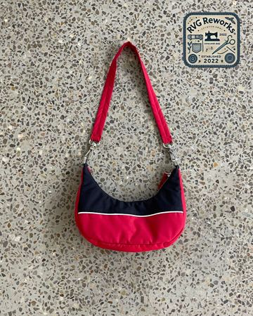 Wiederverwertete zweifarbige Halbmond-Schultertasche