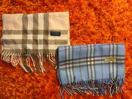 Écharpes Burberry roses et bleu ciel