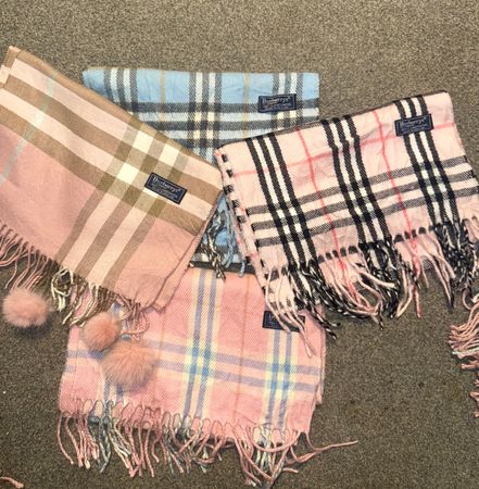 Écharpes Burberry rose et bleu ciel