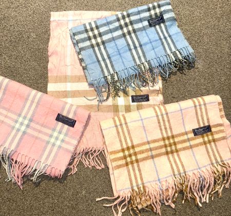 Écharpes Burberry rose et bleu ciel
