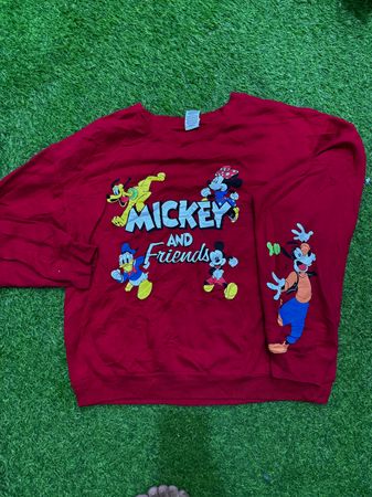 Pull à imprimé de marque et de dessin animé