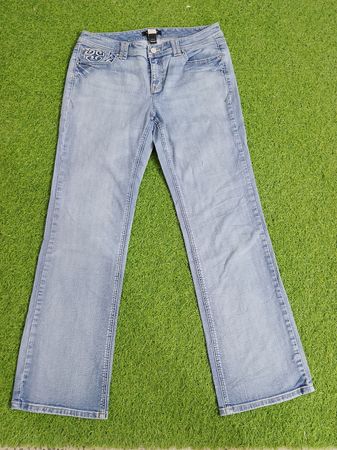Jeans flared e decorati a vita alta e vita bassa Y2K