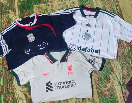 フットボールジャージのヴィンテージとモダンのスポンサー