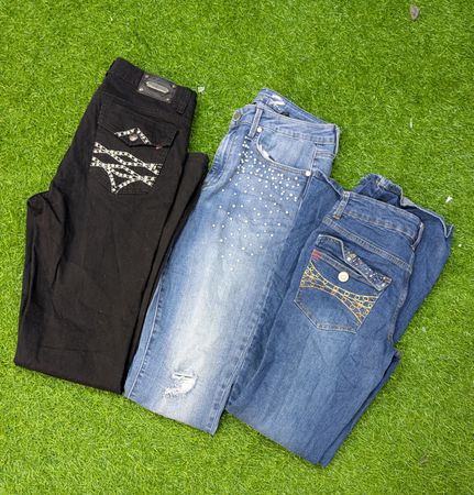 1049 - Bestickte Flare- und Straight-Jeans.