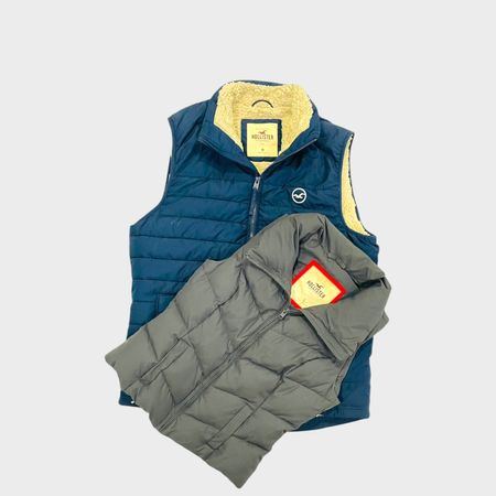 Quatre sweats à capuche et vestes de marque