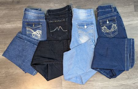 1109 - Jeans rectos y acampanados de bordado sin marca
