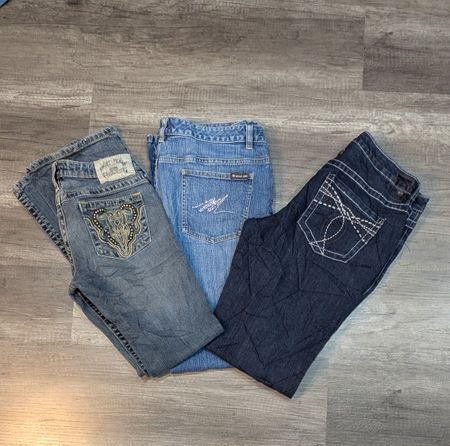 1143 - Calças Jeans Bordadas Retas e Boca de Sino