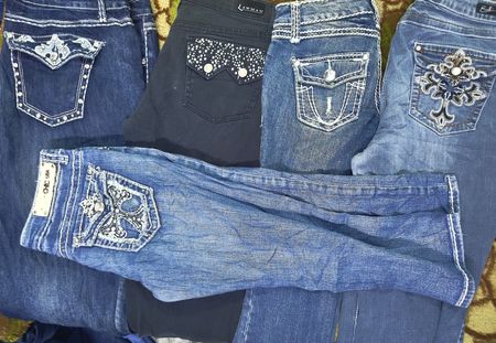 Calças Jeans com Bordado em Bolsos Decorados
