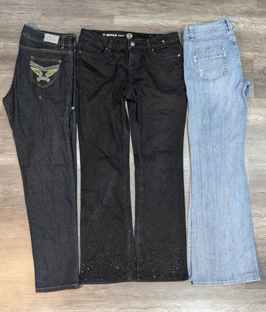 1173 - Jeans évasés et droits avec broderie de style Y2K