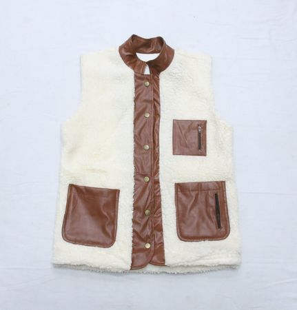 Colete CR1010 Sherpa e com Detalhes em Couro Sintético